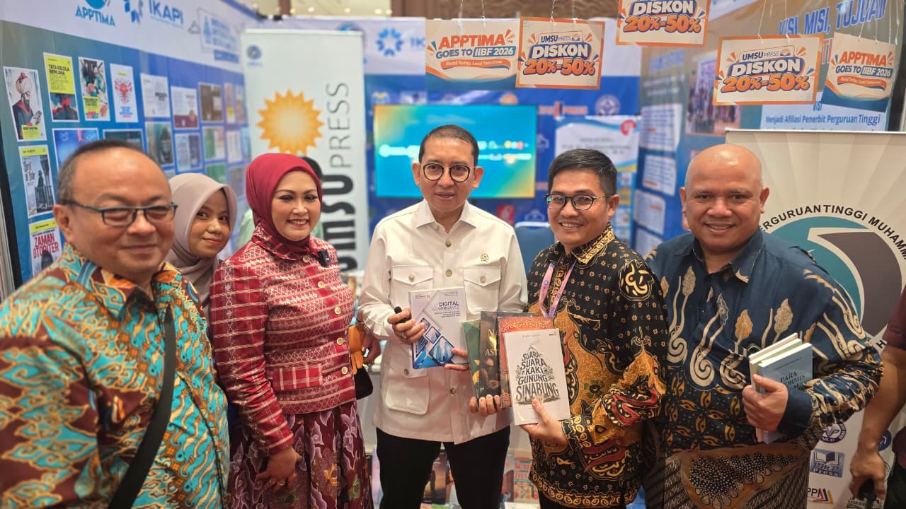 Menteri Kebudayaan RI Kunjungi Stand UMSU Press, Kagumi Buku Karya Dosen
